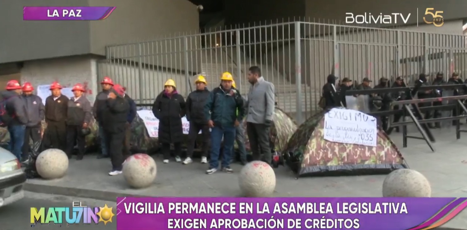 Trabajadores cumplen primera noche en vigilia permanente en puertas del Legislativo