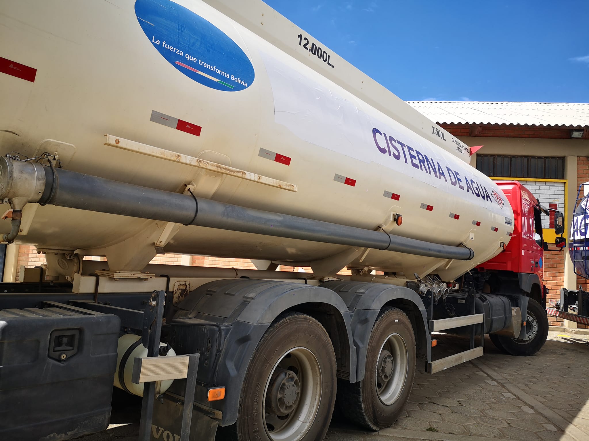 Envían pastillas potabilizadoras, cisternas y tanques con agua a afectados por los incendios en Santa Cruz, Beni y Pando