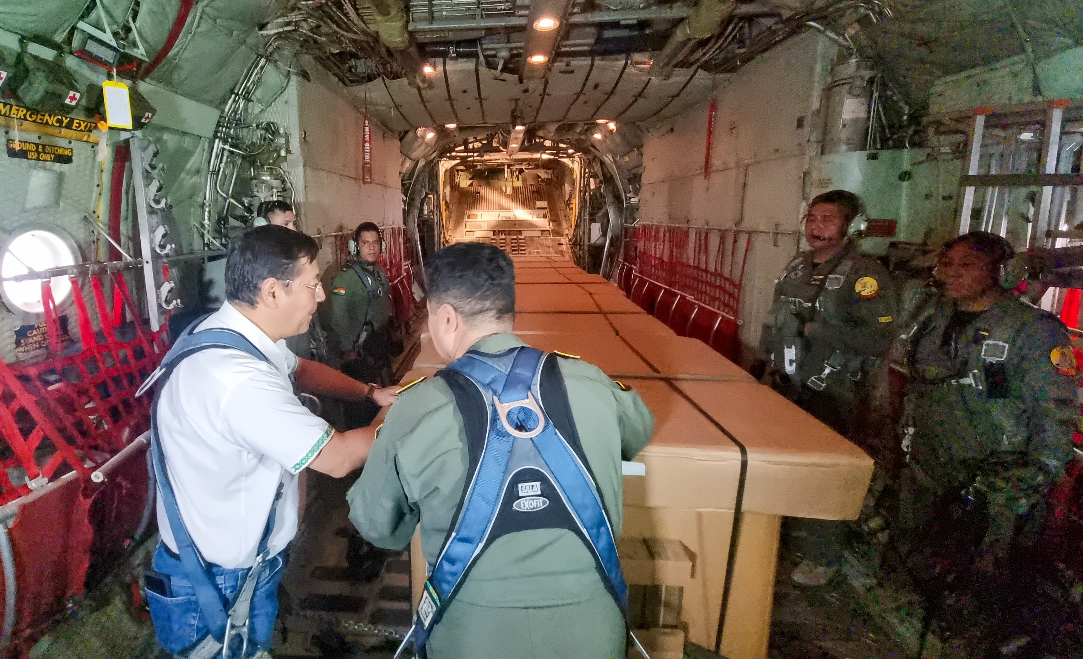 Empieza operativo contra incendios con “Cajas Guardián” y entregan alimentos y equipamiento para bomberos en Santa Cruz