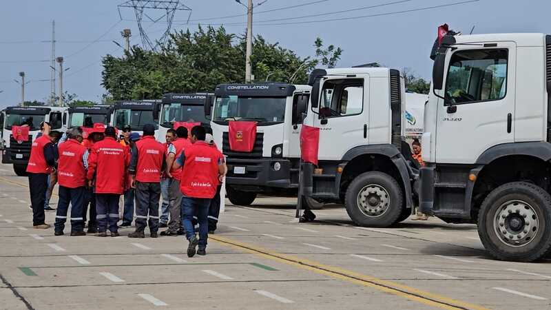 Municipios cruceños afectados por incendios y sequías reciben 12 carros cisterna