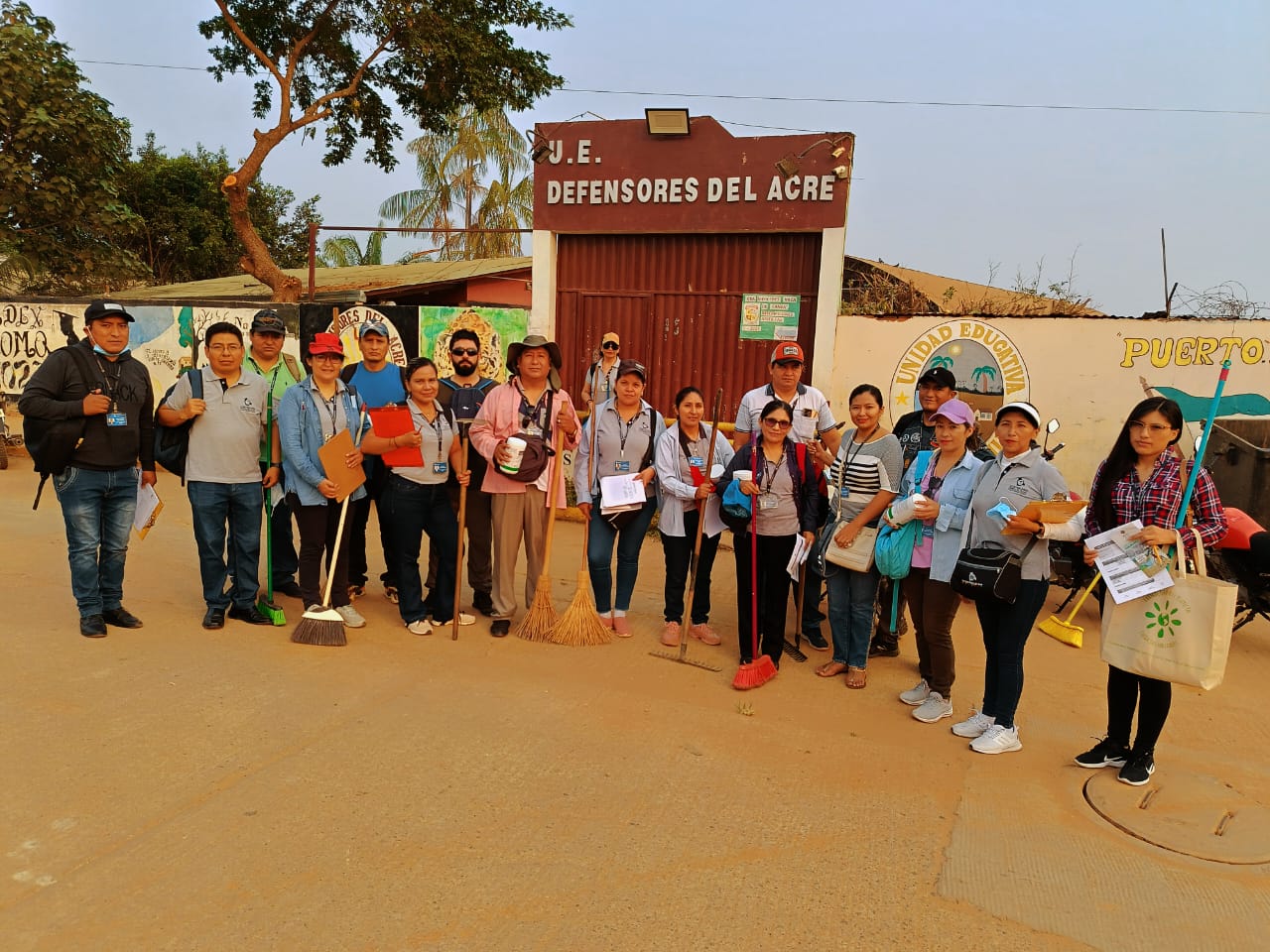 Servidores públicos limpian un barrio en Pando e implementan una biblioteca en Cantumarca