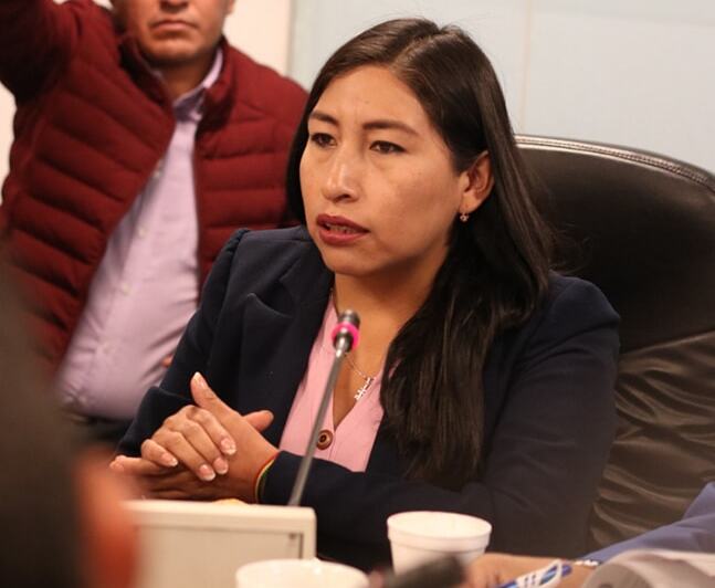 Diputada denuncia uso de vehículos de la Gobernación y de la Asamblea de Cochabamba en la marcha de Morales