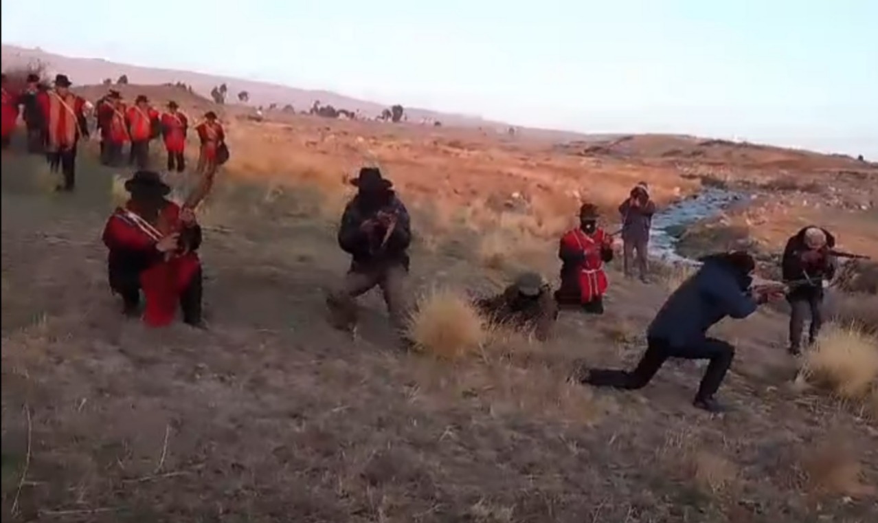 Investigan video de presuntos “ponchos rojos” encapuchados y armados que habrían incurrido en cuatro delitos 