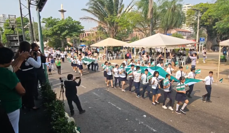 Estudiantes participan del desfile escolar por los 214 años de la gesta libertaria de Santa Cruz