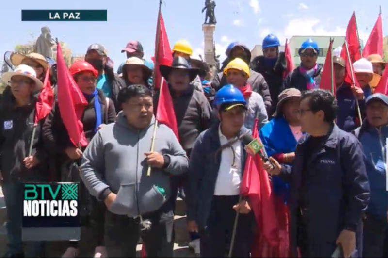 Organizaciones sociales de Oruro participan de vigilia pacífica en la plaza Murillo para defender la democracia 