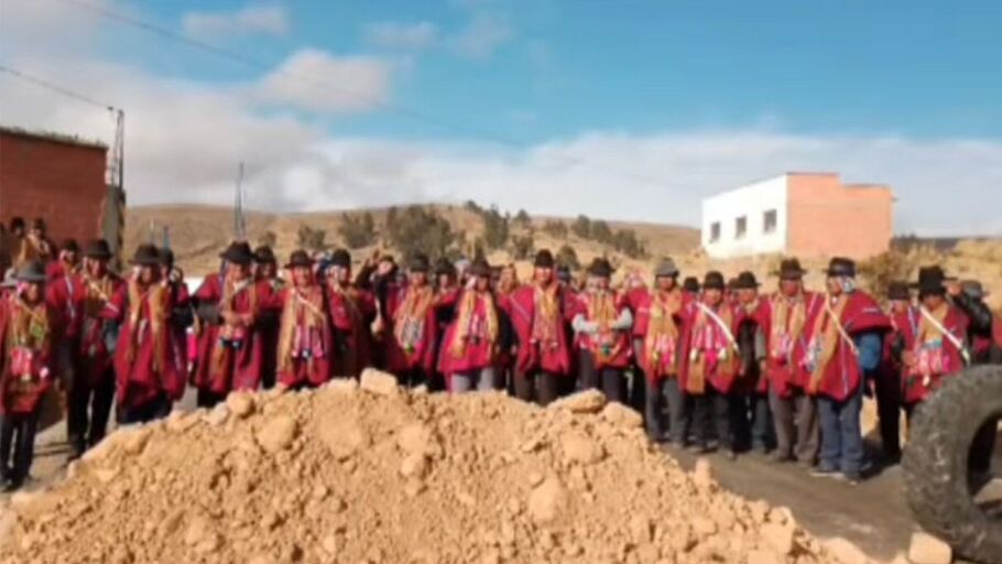 Vías Bolivia reporta pérdida de casi Bs 3 millones por bloqueo de carreteras en el altiplano 