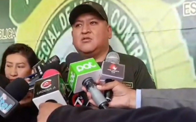 Secuestran camión y aprehenden a dos sujetos por carga irregular de diésel en La Paz