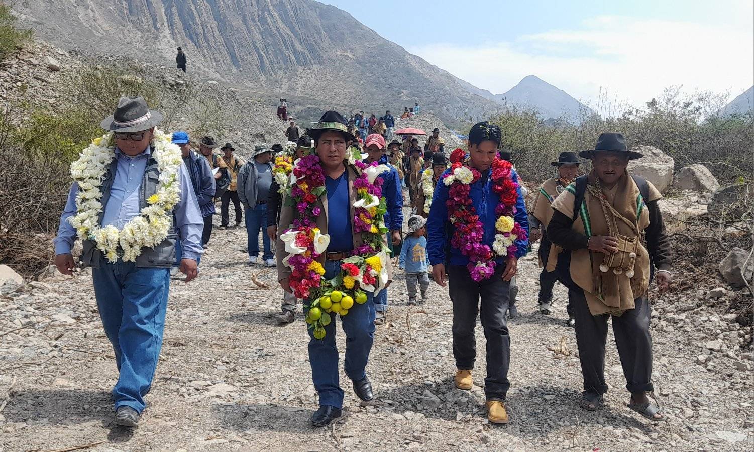Construyen puente en Palca para facilitar transporte de alimentos a mercados de La Paz y El Alto