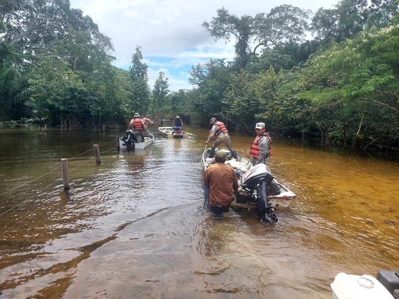 Despliegan efectivos navales y embarcaciones para atender emergencias por inundaciones en Guarayos