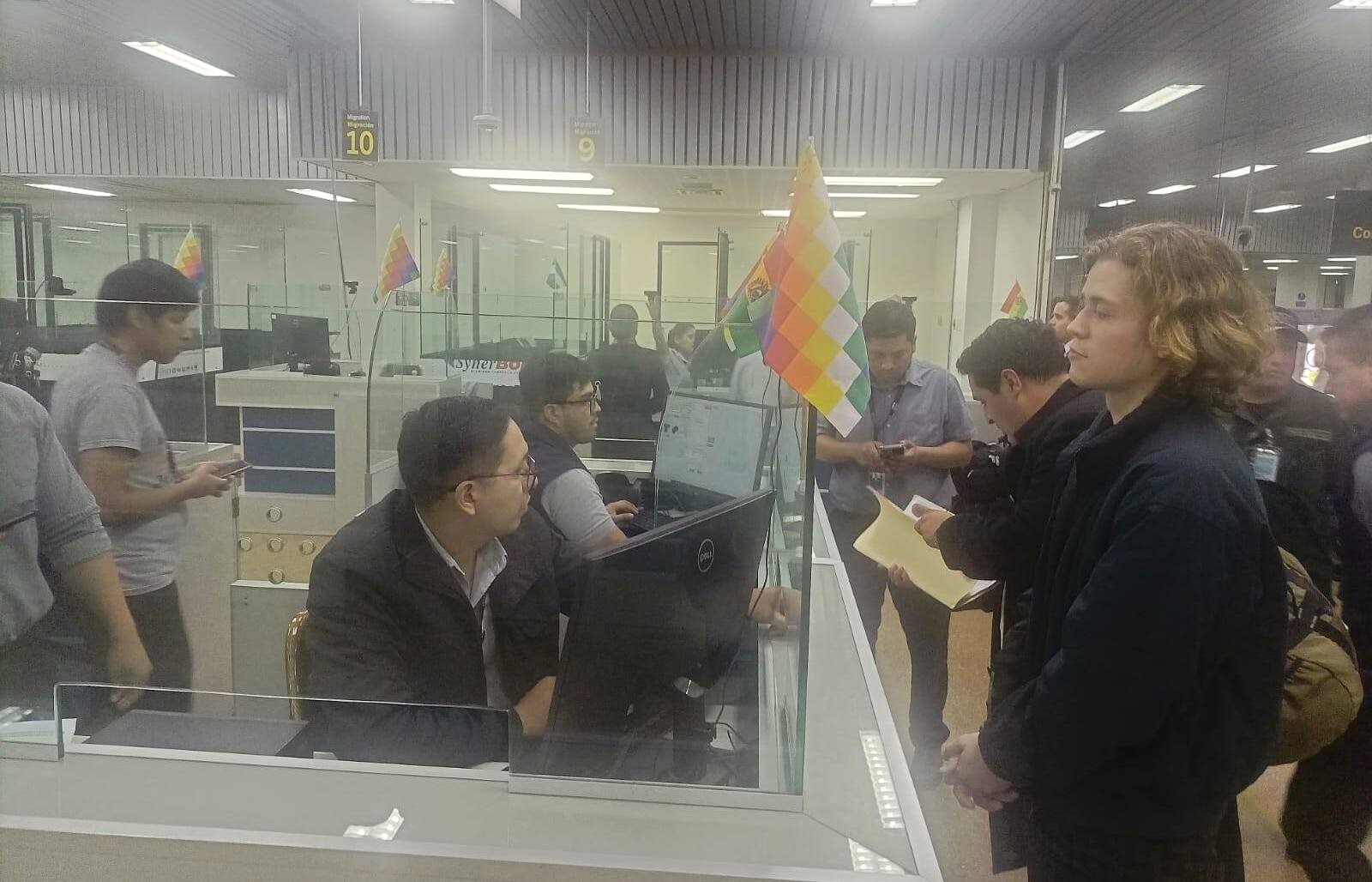 Llega a Santa Cruz y aprehenden al extraditado de España para enfrentar denuncia por abuso sexual en Colegio Alemán