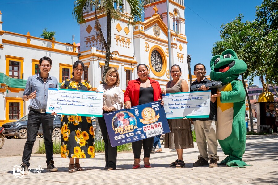 Joven de Riberalta gana y recibe el premio mayor de la Lotería Nacional de Bs 150 mil