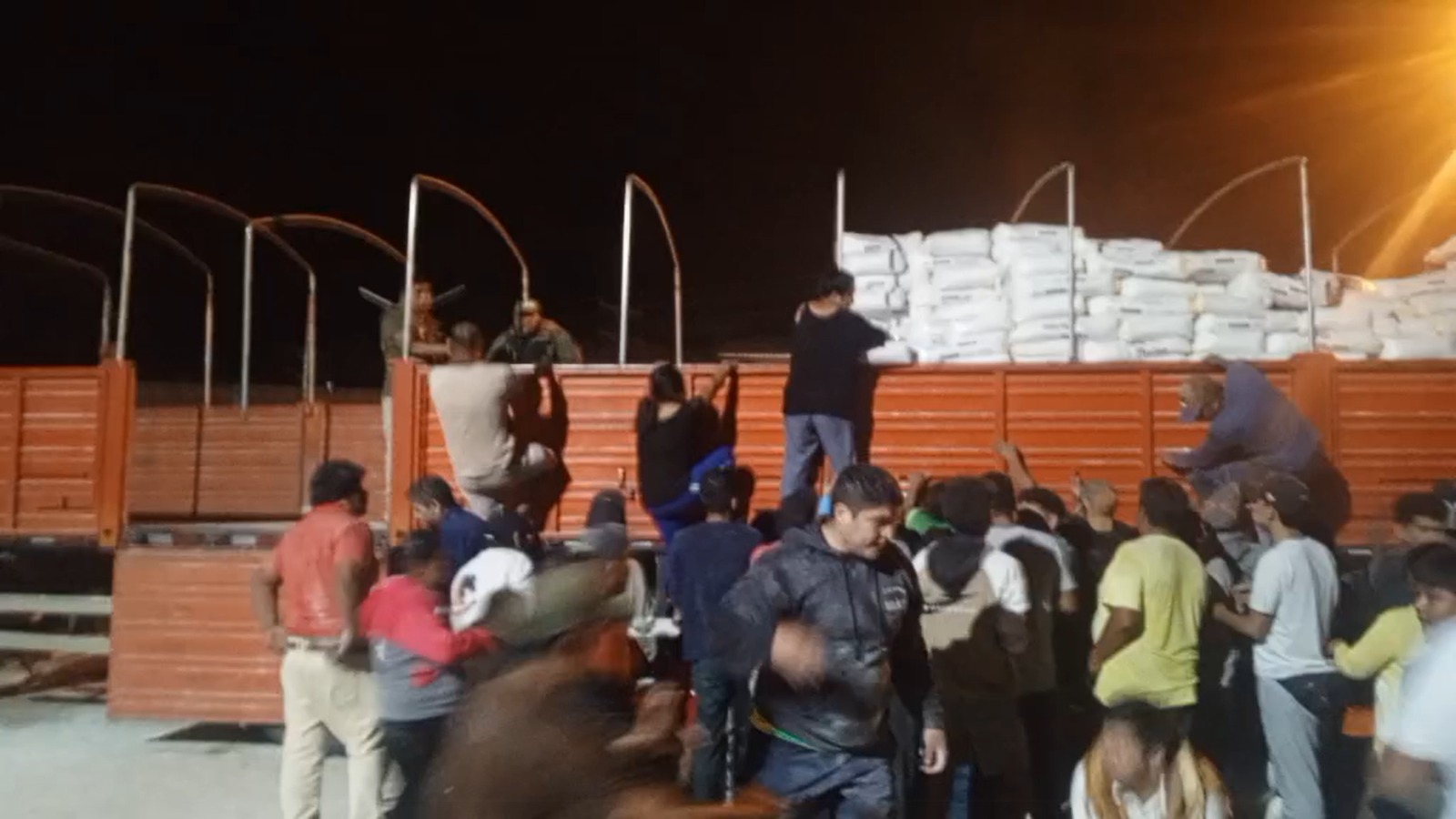 En Camiri saquean tres camiones cargados con quintales de harina de contrabando