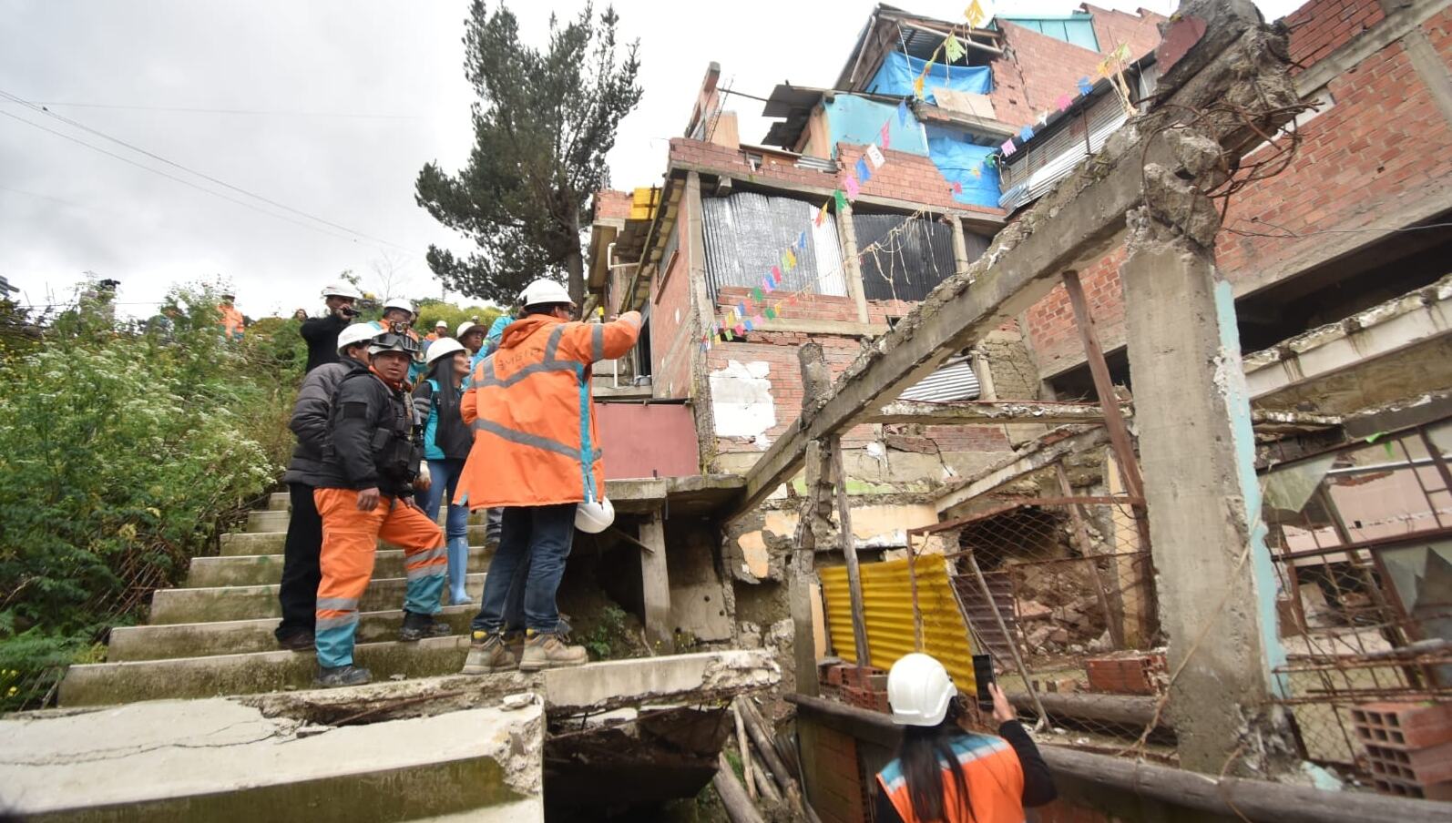 Instruyen evacuar a 27 familias de sus casas ante riesgo de deslizamiento en La Paz