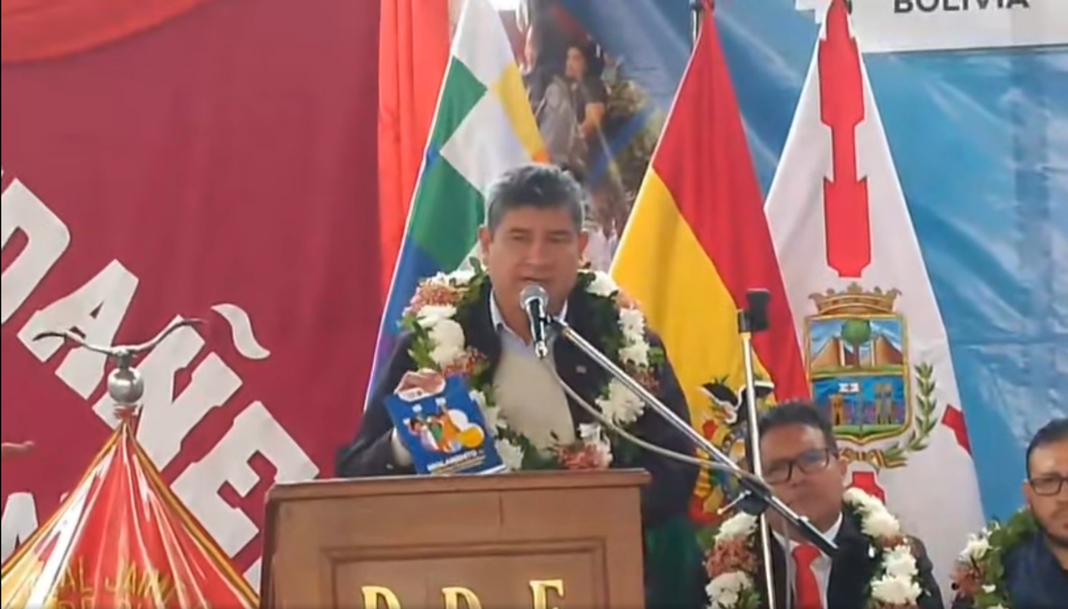 Viceministro de educación, Manuel Ugarte en la inauguración de las Jornadas Estudiantiles 2025, Sucre. Captura: Radio Adich