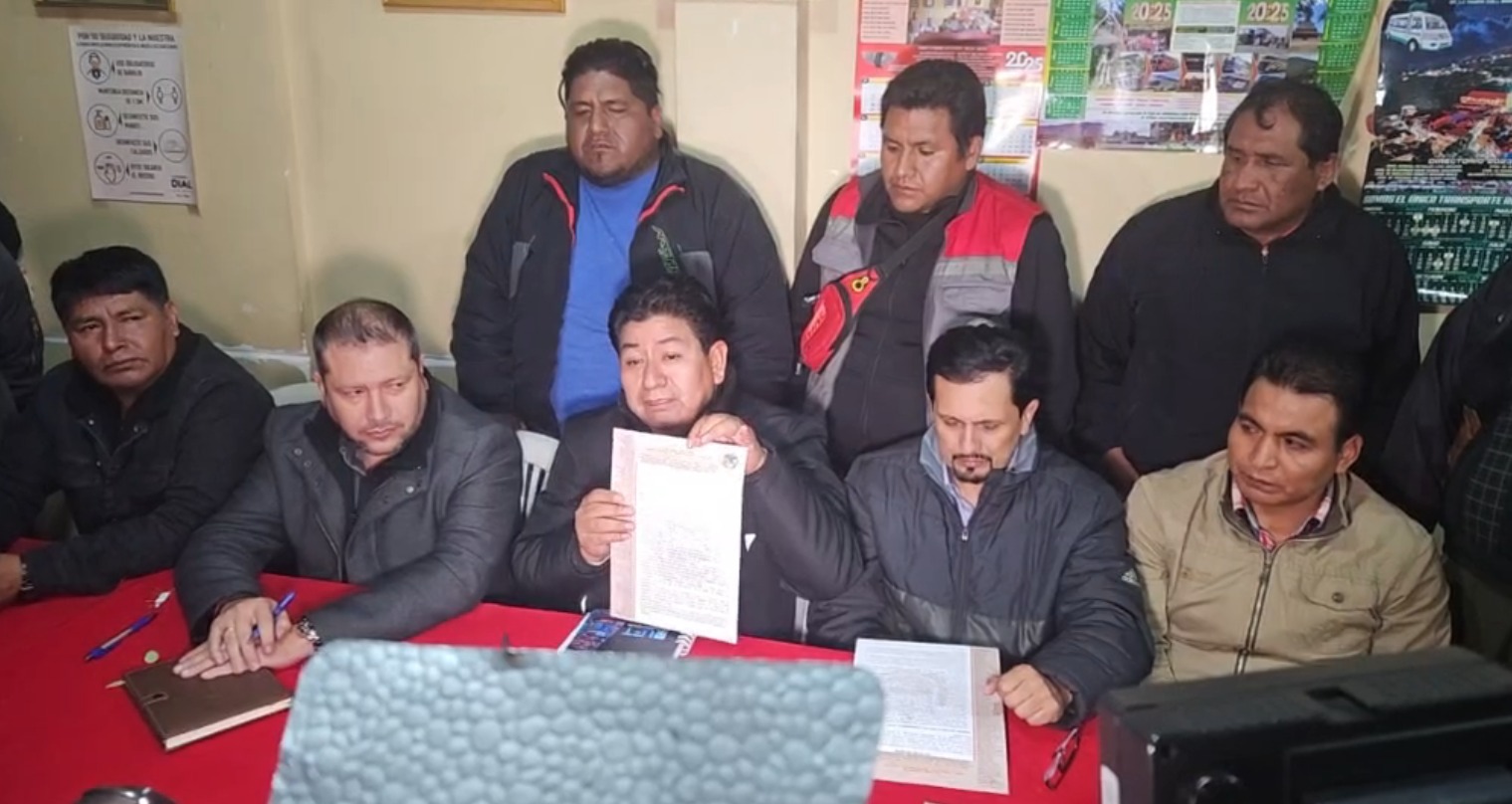 Chóferes levantan bloqueos a los Yungas tras acuerdo con el Gobierno, se reanudan viajes desde la Terminal Minasa 