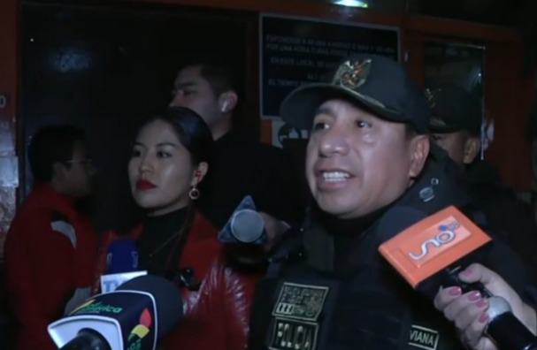 Intervienen bar clandestino y arrestan a 34 personas en pleno centro paceño