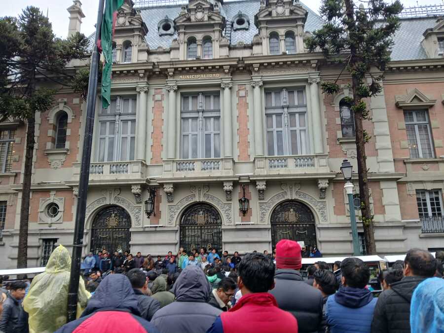 Transportistas de La Paz protestan en puertas de la Alcaldía contra una ley que congelará tarifas