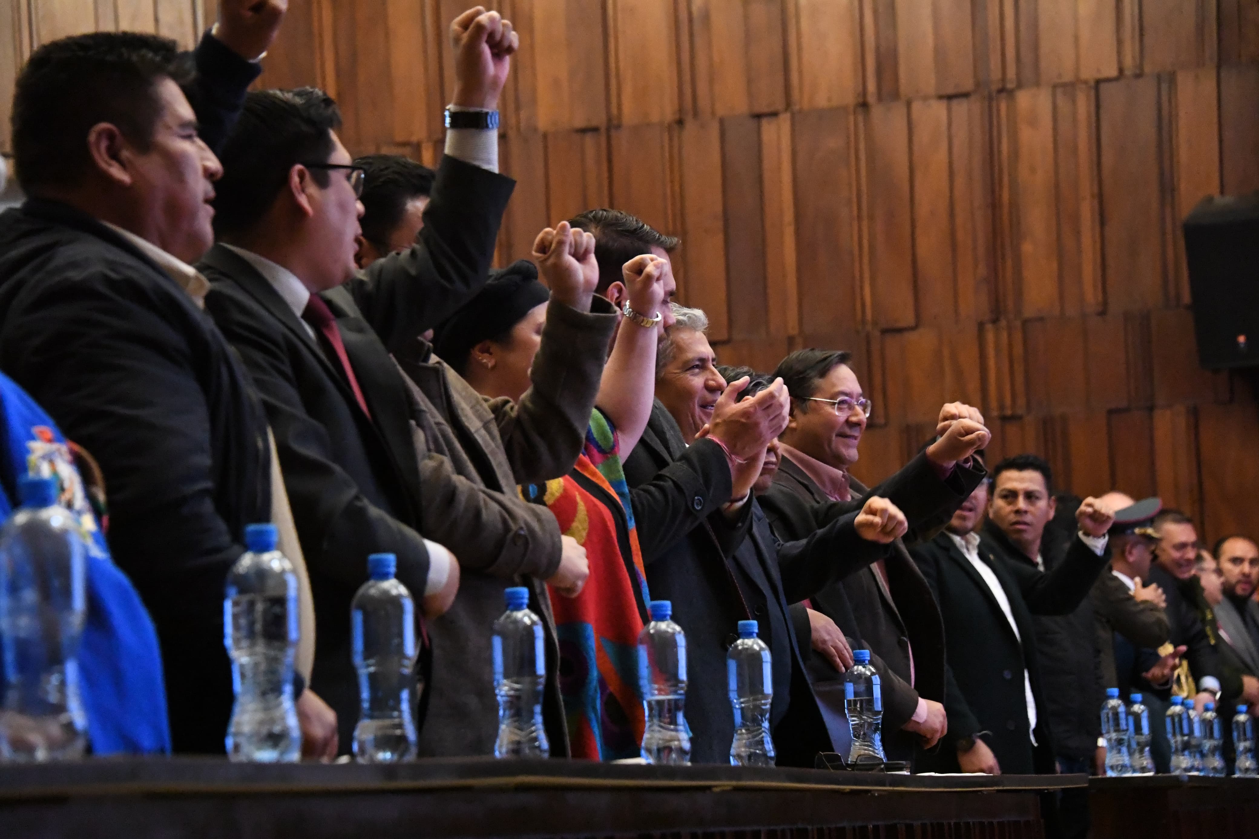 Arce asegura que se enfrentó un fallido golpe de Estado y que fue vencido junto el pueblo