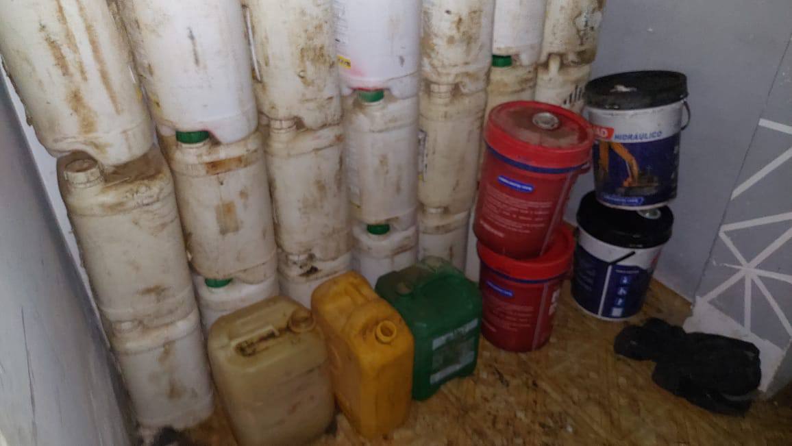 Bidones de plástico con diésel encontrados al interior de la vivienda, Oruro. Foto: FGE