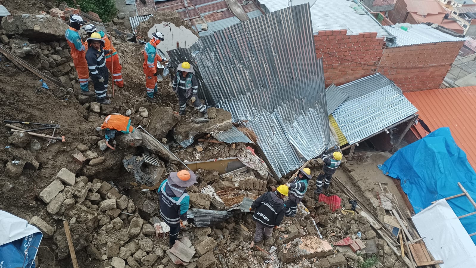 En la zona de Vino Tinto activan monitoreo tras deslizamiento de talud que afectó a dos viviendas en La Paz