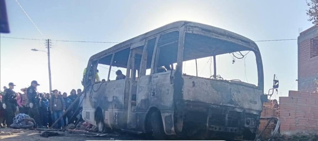 Cinco estudiantes mueren en explosión de un bus escolar en Uncía 