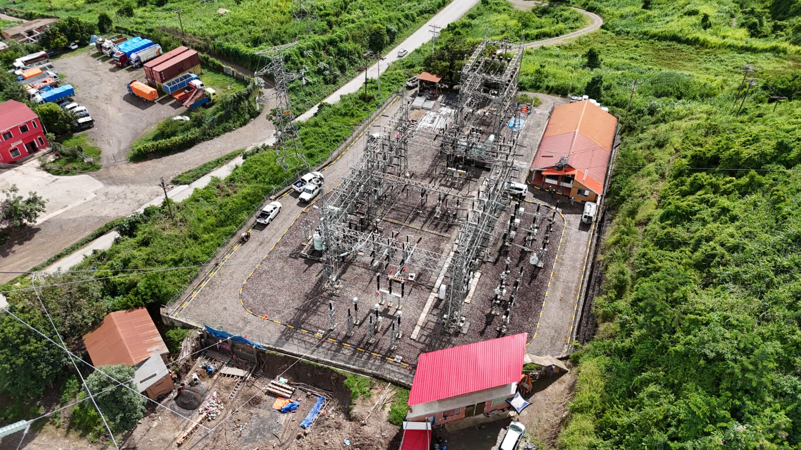 ENDE cambia una estructura afectada por las lluvias y garantiza provisión de energía eléctrica en el norte de La Paz