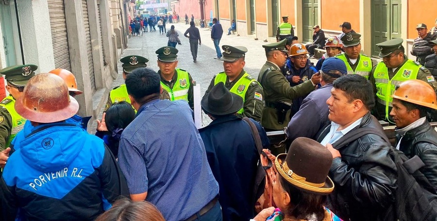 Activan anillo de seguridad en plaza Murillo y desplazan contingente policial para preservar el orden