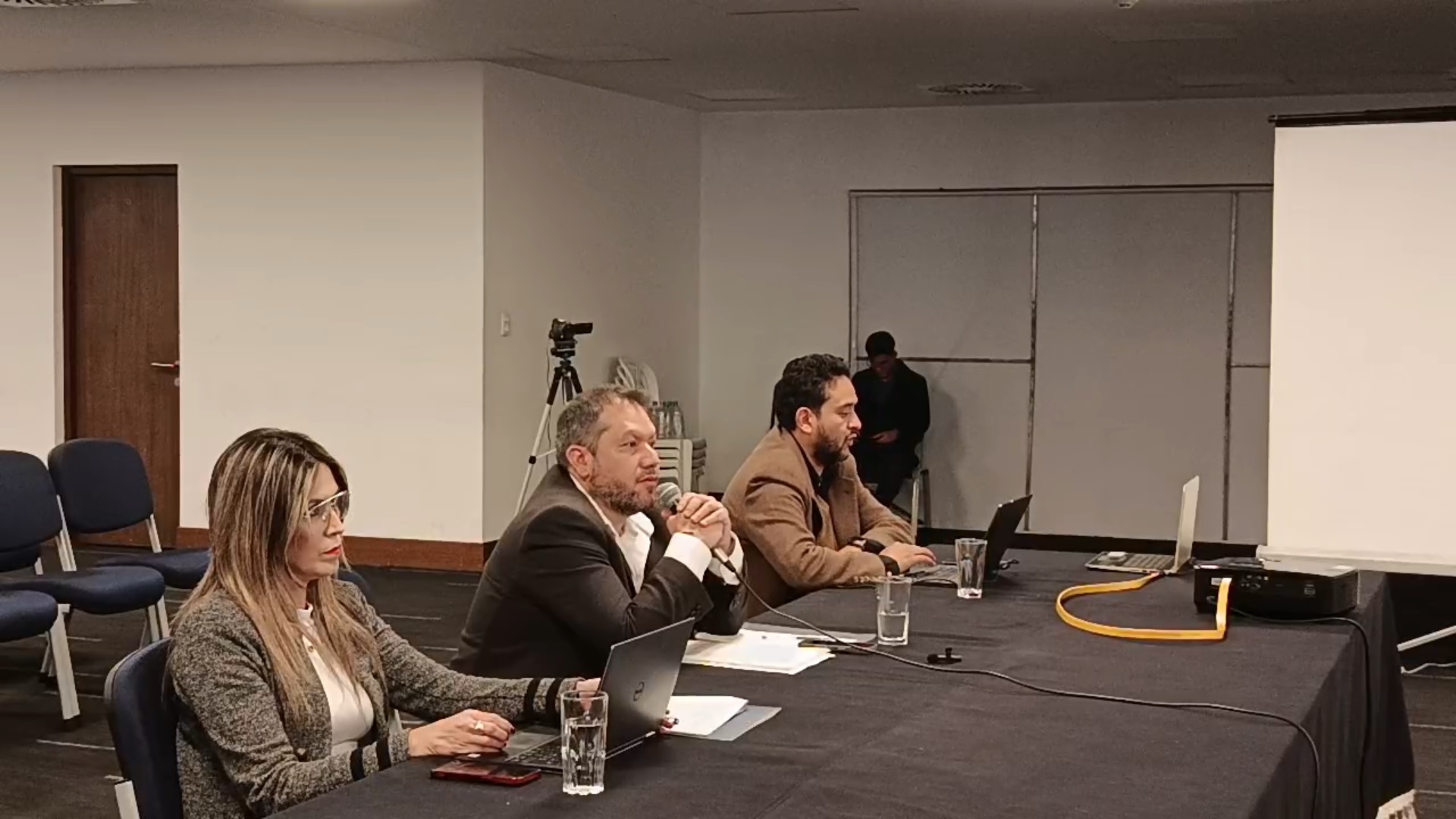 Hidrocarburos solicita informes de Botrading sobre sus operaciones de provisión de combustibles a YPFB