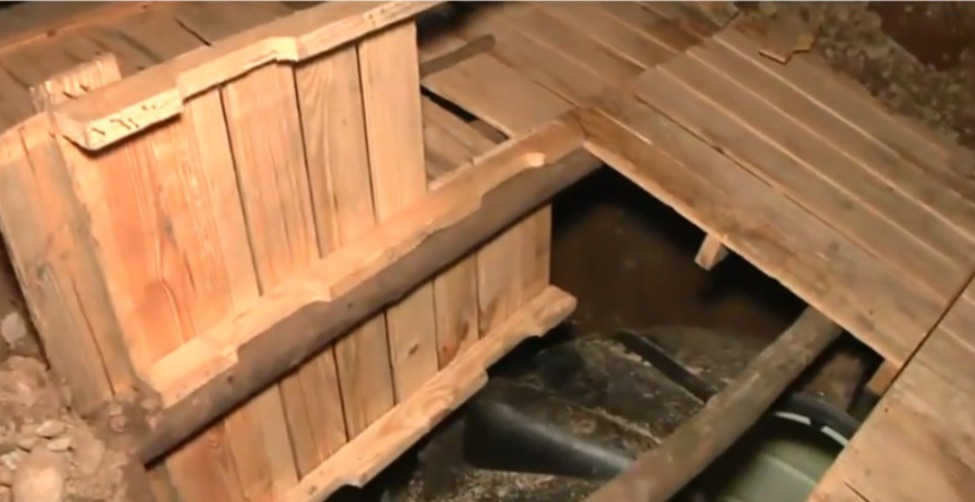 En El Alto descubren 4.000 litros de diésel almacenados y forados en el piso con tanques para acopiar carburantes