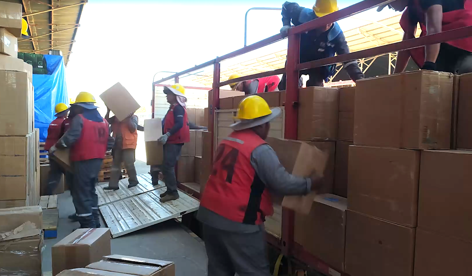 Comisan 700 cajas de cigarrillos ilegales en Cochabamba y detienen a los infractores