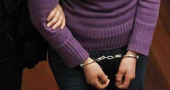 Aprehenden a mujer que intentó evadir pago de usucapión con formulario falsificado en La Paz