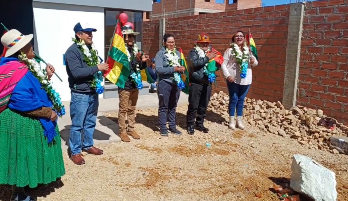 Entregan 49 viviendas en más de 20 barrios de Oruro
