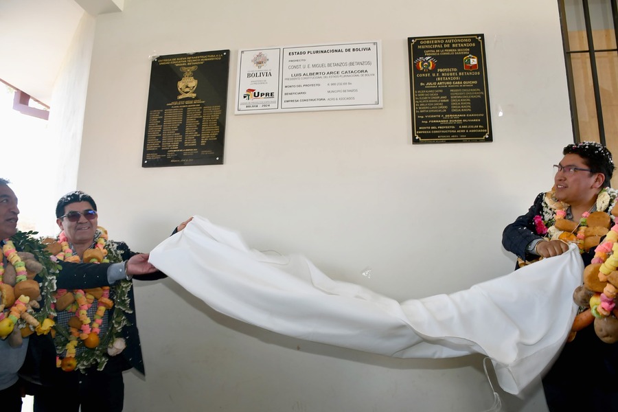 Gobierno entrega 42 unidades educativas en los 9 departamentos en conmemoración del Bicentenario