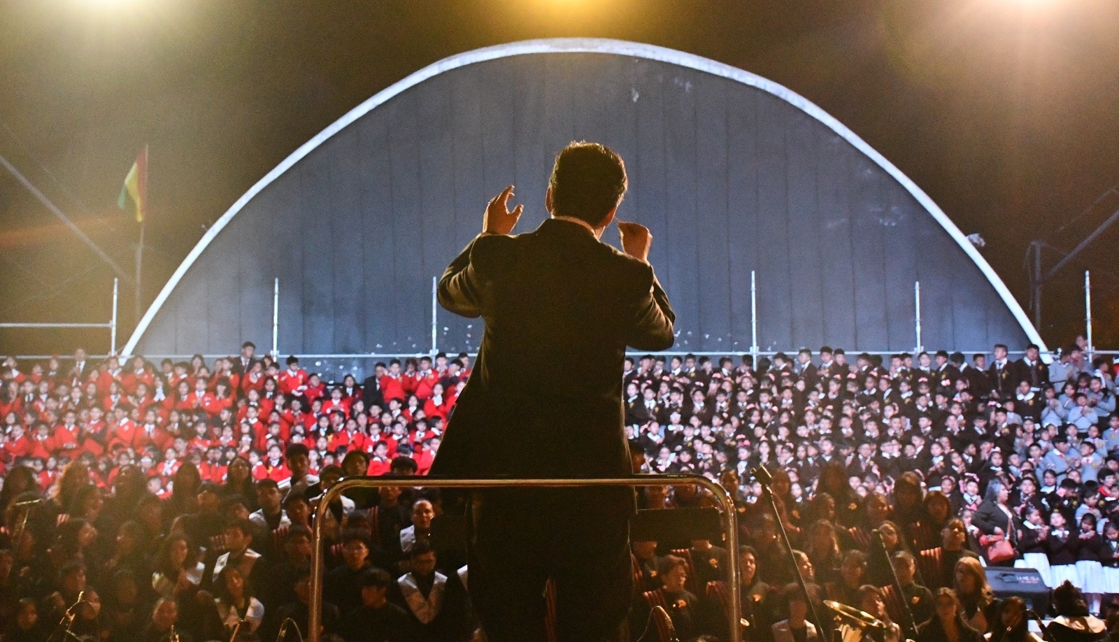 En Sucre 2 mil voces infantiles y la Orquesta Sinfónica rindieron su homenaje al Bicentenario de Bolivia