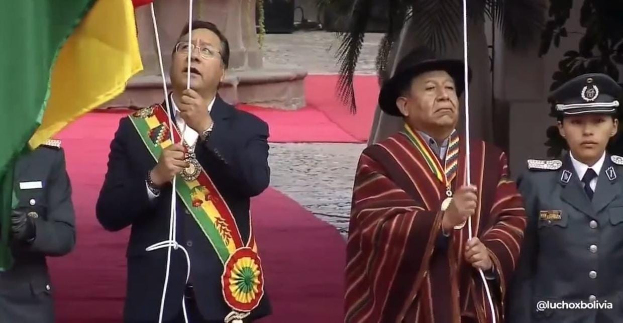 Arce lidera la iza de las banderas en la plaza 25 de Mayo de la ciudad de Sucre