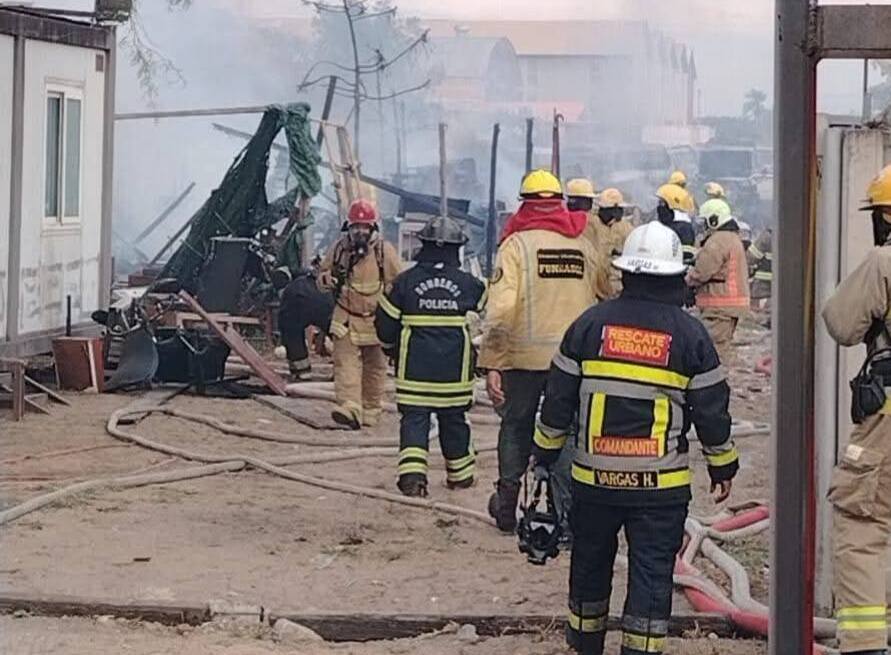 Bomberos controlan incendio en depósito de la Gobernación de Santa Cruz