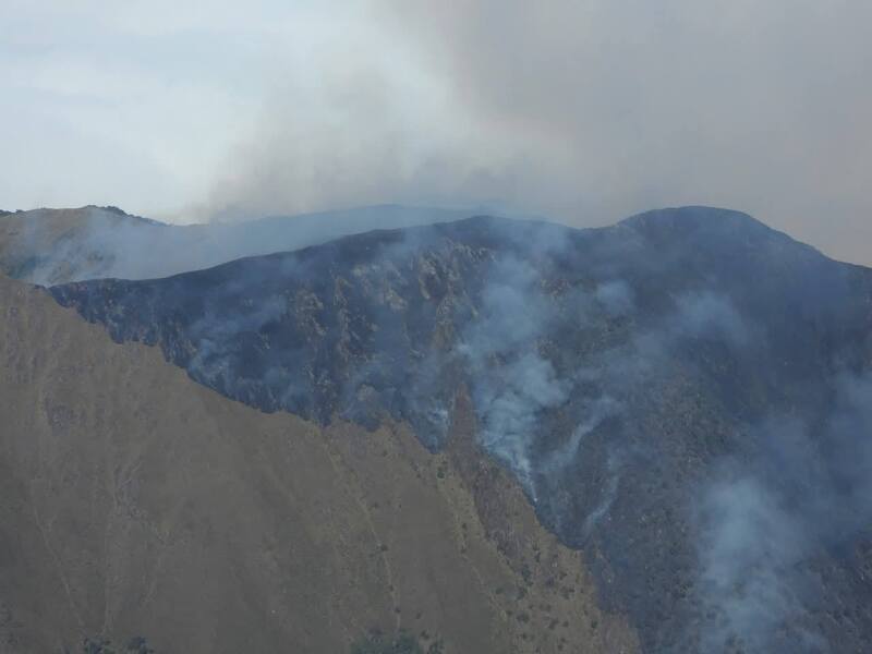 Helicóptero traslada brigadas de bomberos para combatir incendio en el Parque Nacional Carrasco