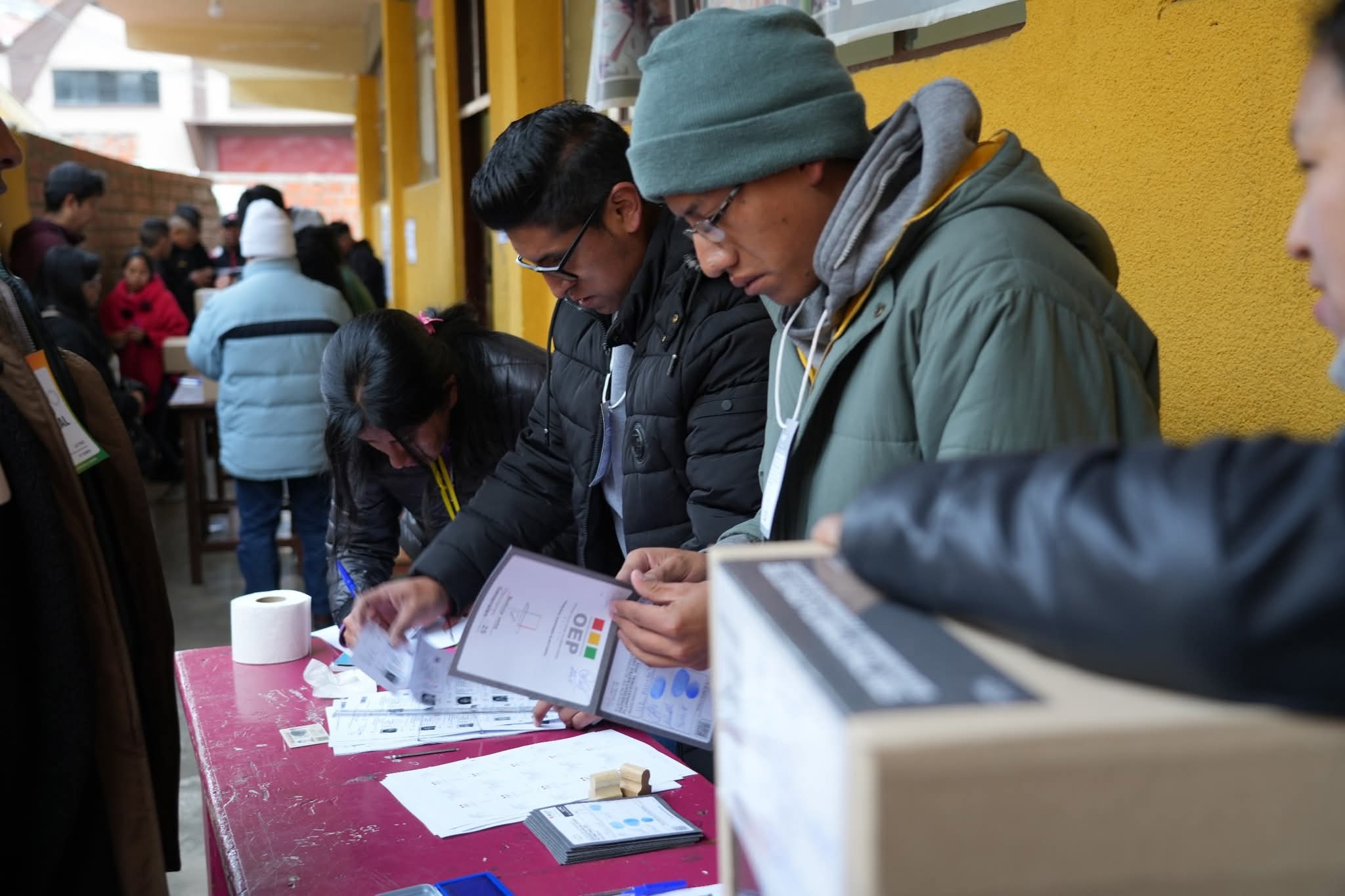 Gobierno cumple con un primer desembolso al TSE para la inédita segunda vuelta entre Paz y Quiroga