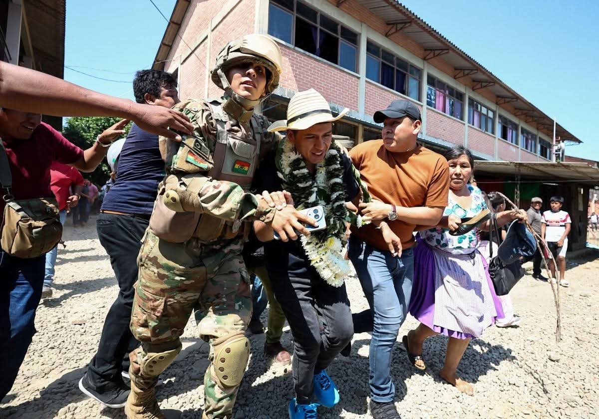 Momento en que el candidato Andrónico Rodríguez es resguardado tras salir del recinto electoral. Foto: Kawsachun Coca.