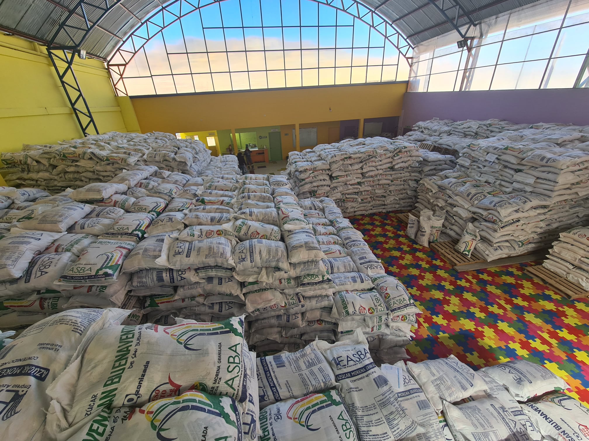 Resaltan que la estatal Easba abastece de azúcar al mercado interno y exporta alcohol a Perú