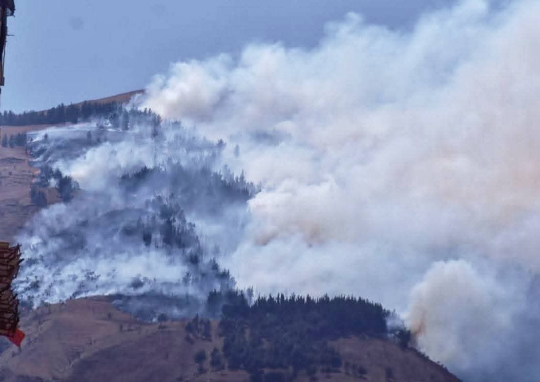 Incendio de magnitud afecta zona boscosa del Parque Tunari, bomberos combaten el fuego