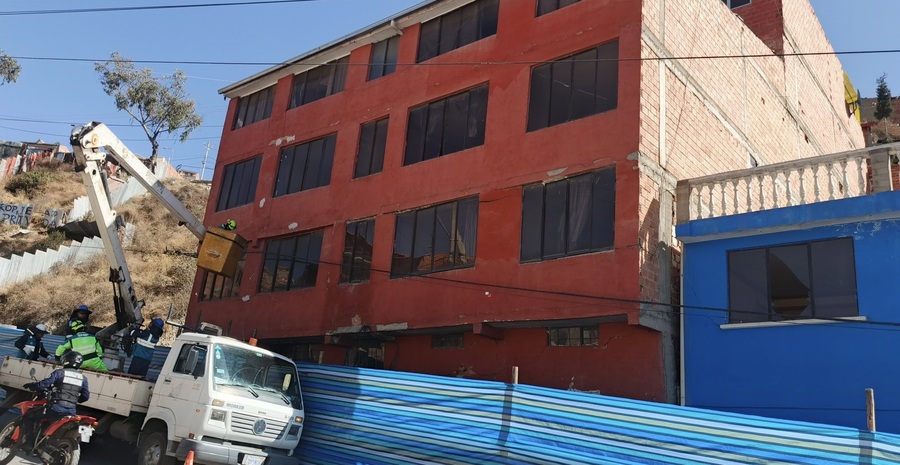 En la zona de Sopocachi de La Paz empieza demolición de dos viviendas por riesgo de colapso