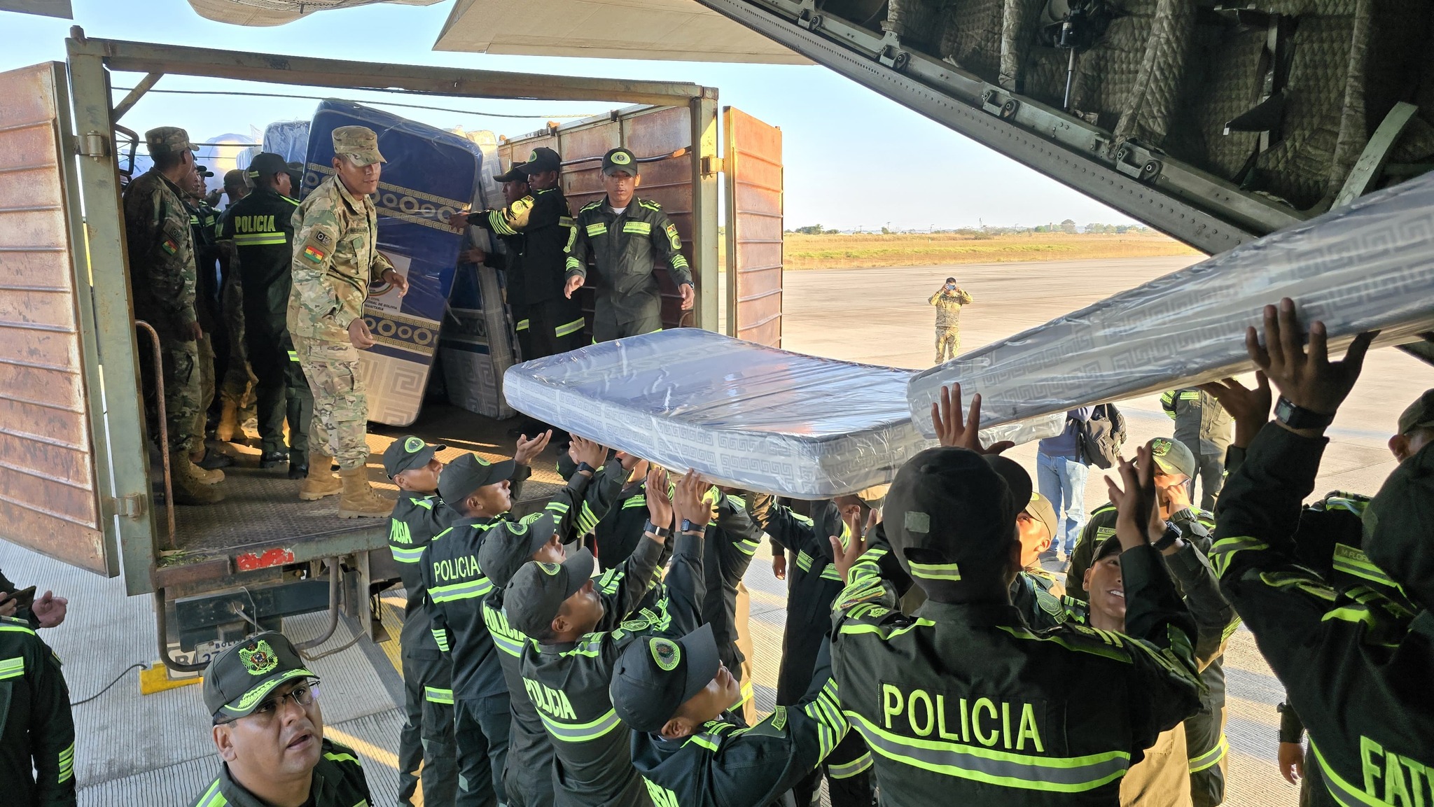 Llega ayuda humanitaria para los reclusos de Villa Busch tras voraz incendio que arrasó 2 pabellones