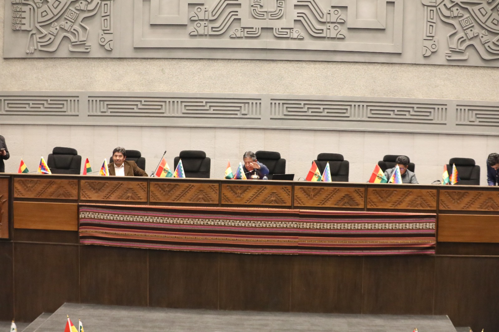 Asamblea mantiene bloqueo y rechaza créditos de $us 30 millones para La Paz y de $us 100 millones para combustibles