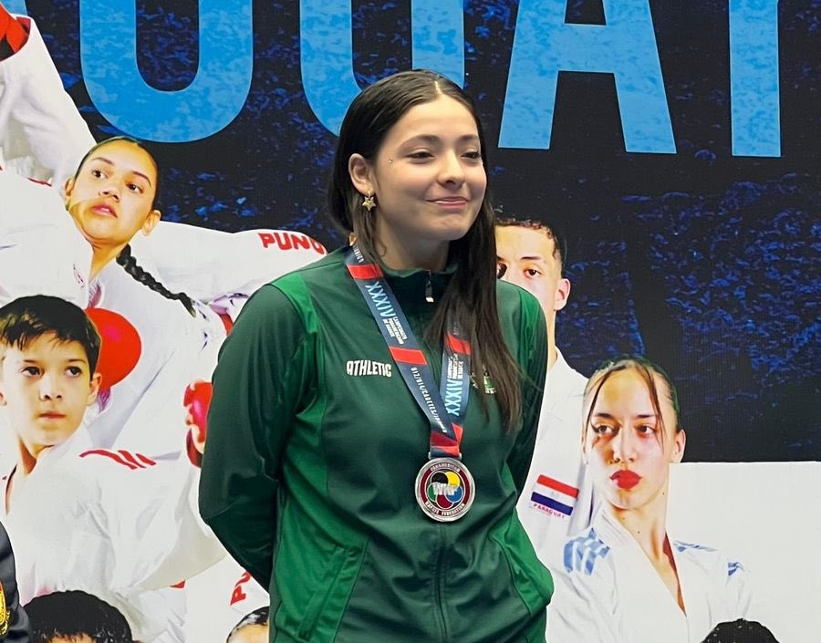 Riana Muñoz conquista medalla de plata en el Panamericano Junior de Karate