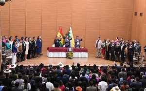 Arce posesiona a magistrados, destaca su legitimidad y les exhorta a actuar con transparencia e independencia