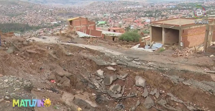 Al menos 140 viviendas están en riesgo por deslizamientos en la zona Lomas de Santa Bárbara en Cochabamba