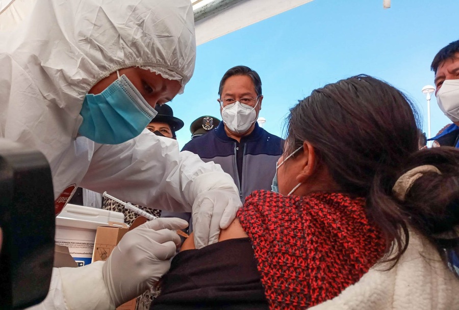 Gobierno garantiza vacunas anticovid gratuitas en todo el país, Arce exhorta a la población a inmunizarse 