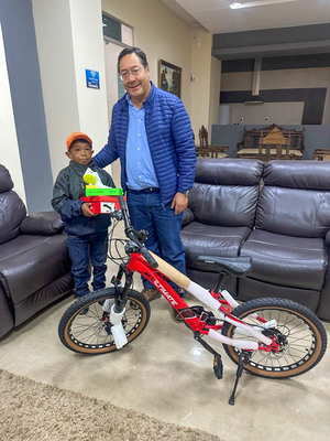 Arce obsequia una bicicleta a canillita al que le robaron su herramienta de trabajo