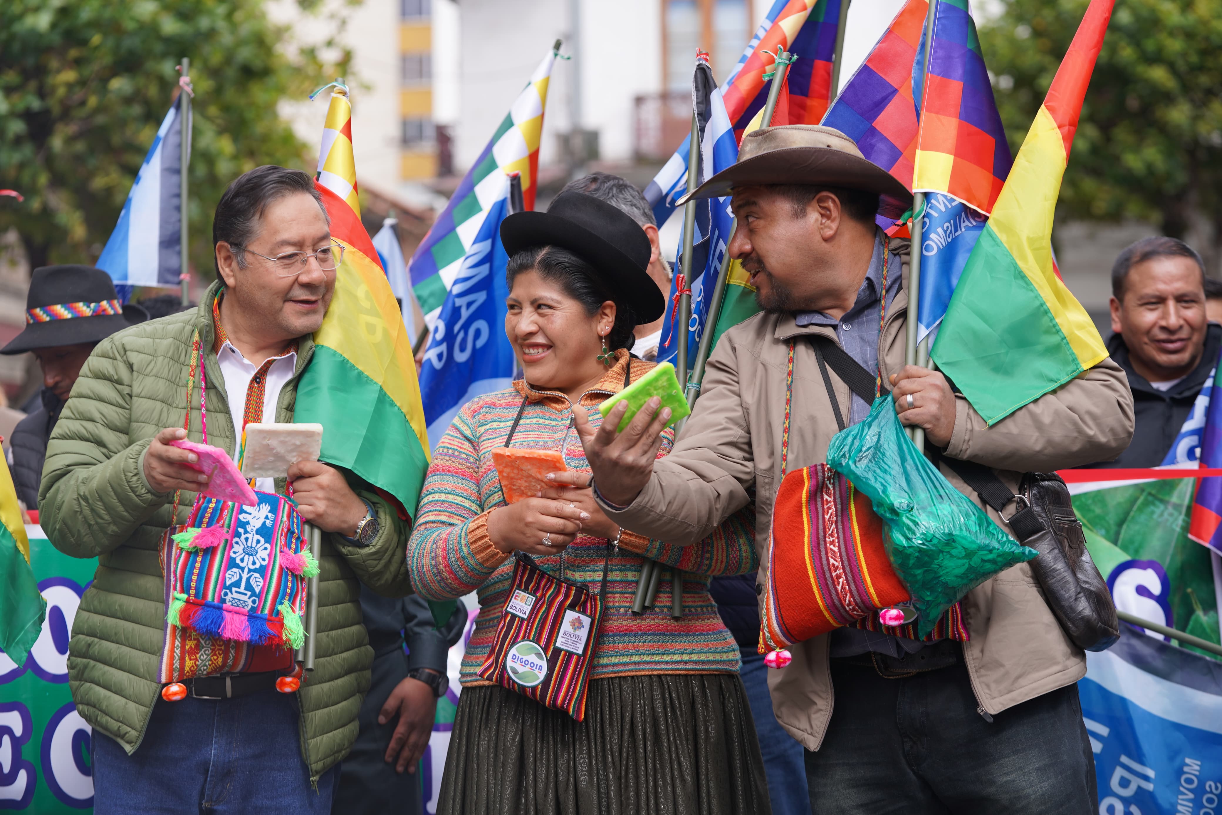 Ministro Flores reivindica la hoja de coca y anuncia millonaria inversión en regiones productoras
